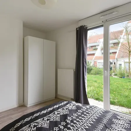 Spacious 3-rooms With Garden Close To Apartament *